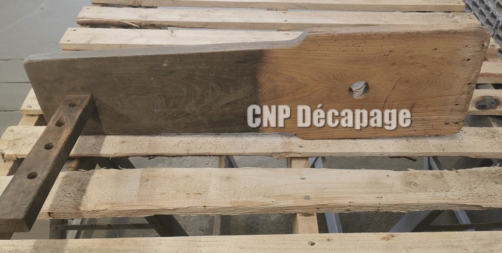 Presse d'établi pendant le décapage