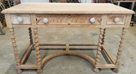 Bureau type Louis XIII après décapage