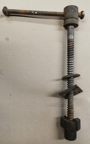 Vis de la presse d'établi avant décapage